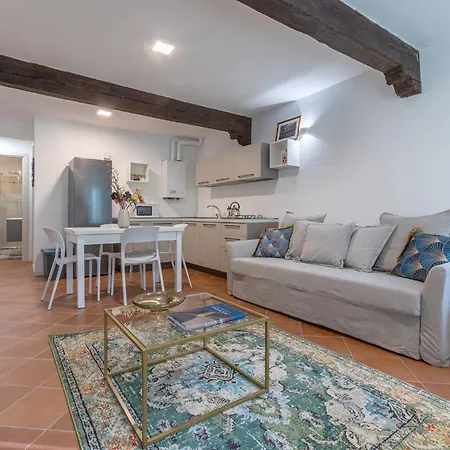 Guesthost - Charming Int - 4 Apartament *