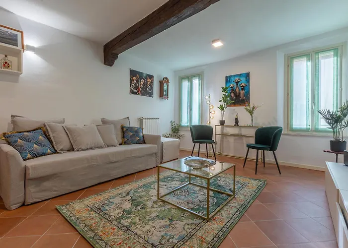 Guesthost - Charming Int - 4